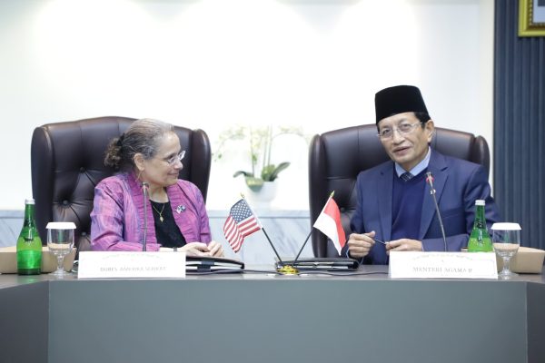 Kabar Gembira, Madrasah atau Pesantren dapat mengundang Asisten Pengajar Bahasa Inggris (ETA) Fulbright AS untuk mengajar di lembaga mereka.